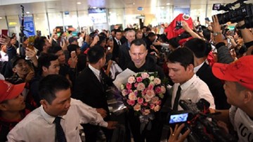 Vệ sĩ vất vả hộ tống Paul Scholes và Ryan Giggs ở Nội Bài