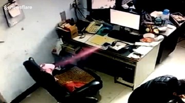 Smartphone phát nổ bốc khói mù mịt trên bàn làm việc