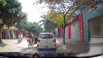 Mở cửa bất cẩn đốn ngã cô gái đi xe đạp, tài xế vô cảm bỏ đi gây phẫn nộ