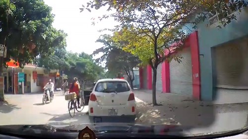 Mở cửa bất cẩn đốn ngã cô gái đi xe đạp, tài xế vô cảm bỏ đi gây phẫn nộ