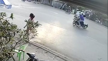 Xe máy đấu đầu, hai người bất tỉnh tại chỗ