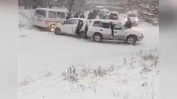 Băng tuyết phủ kín, hàng trăm ô tô đâm nhau ở Nga