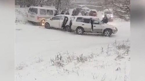 Băng tuyết phủ kín, hàng trăm ô tô đâm nhau ở Nga