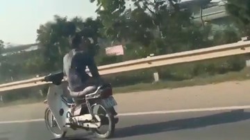 Quái xế vắt chân 