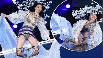 Cú ngã sấp mặt trên sàn catwalk của thiên thần nội y Victoria's Secret 2017