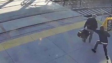 Dân mạng tìm kiếm “anh hùng vô danh” cứu người đàn ông mù khỏi bị tàu tông