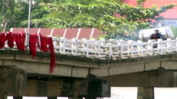 Thót tim khi đi qua cầu 