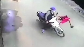 Lao từ trong nhà ra ngoài, bé trai bị xe máy đâm văng