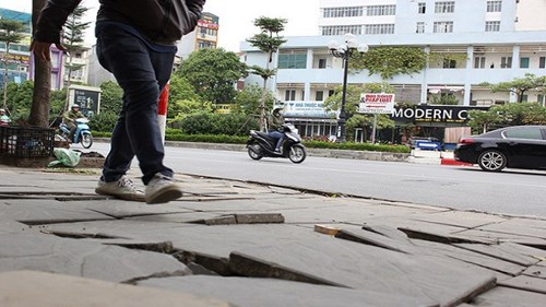 Đá tự nhiên độ bền 70 năm vừa lát vỉa hè đã vỡ: Sở Xây dựng Hà Nội nói gì?