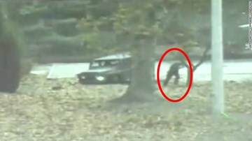 Giây phút binh sĩ Triều Tiên đào tẩu bị bắn trọng thương