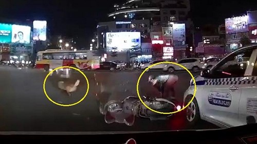 Chó cưng chạy mất hút, mặc chủ nằm chỏng chơ giữa đường sau va chạm