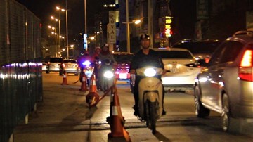 Hà Nội: Xe cộ dàn hàng ngang ngược chiều trên phố cấm
