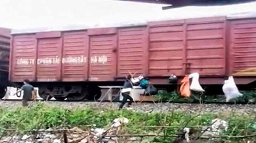 Xác minh danh tính người 'gửi' rác lên tàu