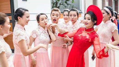 Cô dâu cùng bạn bè nhảy tưng bừng trên nền nhạc phim 'Cô Ba Sài Gòn'