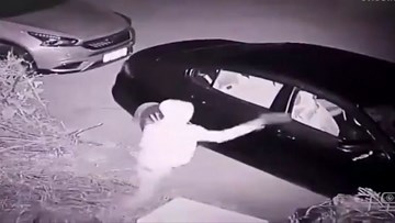 Trộm dùng gạch ném cửa kính ô tô và cái kết siêu bất ngờ