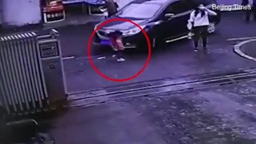 Mẹ mải uống nước, con gái nhỏ bị ôtô đâm vẫn không biết
