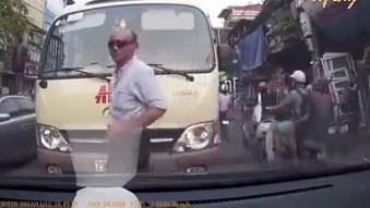 Tài xế xe khách cố tình lấn làn, dọa đánh ô tô con