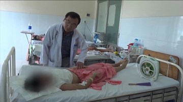 Nữ công nhân 17 tuổi bị tạt a xít trên đường đi làm về