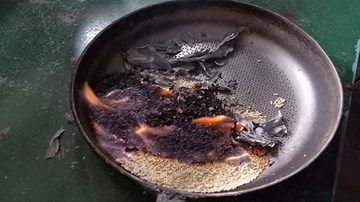 Người dân lo lắng vì gạo cháy bất thường