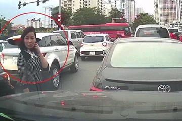 Quên kéo phanh tay để ô tô lùi va vào xe khác, nữ tài xế còn trách ngược