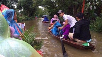 Chú rể chèo thuyền đi đón dâu