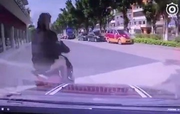 Bị xe máy tạt đầu, ô tô truy đuổi quyết liệt, trả thù nguy hiểm