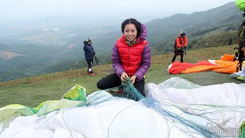 Thiếu nữ nhảy dù dưới thời tiết 13 độ ở Hà Nội