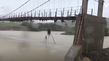 Bất chấp nguy hiểm, người dân Đăk Lăk bắc thang leo cầu treo qua sông