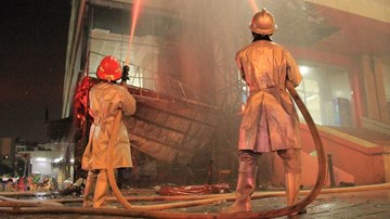 Cháy biển quảng cáo tại Big C Hà Đông, khách hàng nháo nhào bỏ chạy
