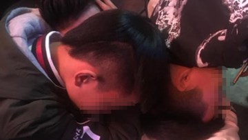 Đứa bạn thất tình vừa hát vừa khóc, tất cả khoác vai an ủi