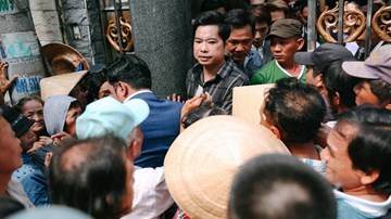 Người dân chen lấn, xô đẩy vào nhận gạo và tiền ở biệt thự Ngọc Sơn