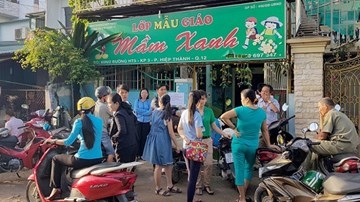 Phụ huynh vây lớp mầm non, truy tìm bảo mẫu dùng dao đánh trẻ