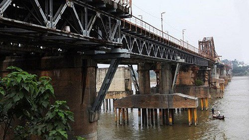 Quả bom dài 2 mét dưới chân cầu Long Biên có sức công phá ra sao?