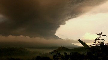 Dân Bali hãi hùng nhìn núi lửa nhả cột khói cuồn cuộn cao 3km