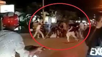 Hàng chục thanh niên lao vào chém nhau giữa đường