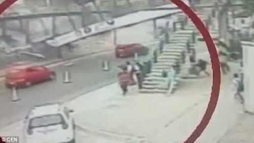 Cầu đi bộ vài tấn bất ngờ đổ sập trước mắt