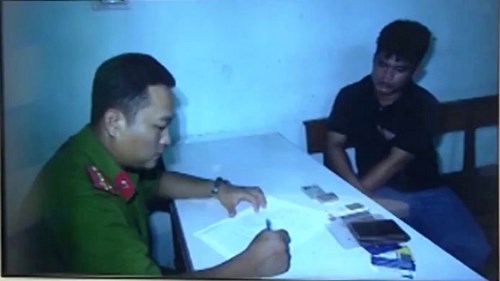 Ngáo đá bóp cổ người yêu vì… nghỉ chơi giữa chừng