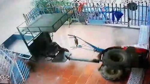 Công nông lao như tên bắn, tông sập cổng nhà dân ở Thái Nguyên