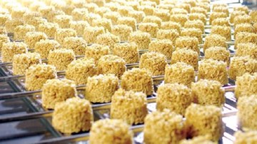 Cận cảnh quy trình chiên mì ăn liền