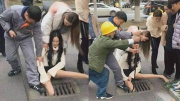 Cô gái kêu khóc, kẹt chân dưới nắp cống vì mải dùng điện thoại