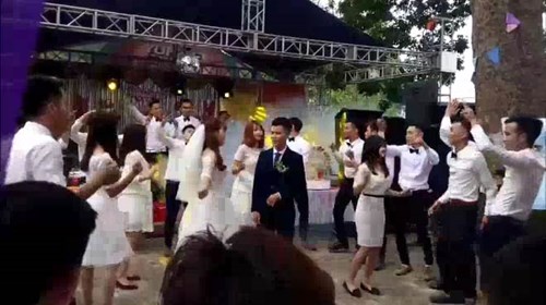 Chú rể đơ người khi cô dâu 