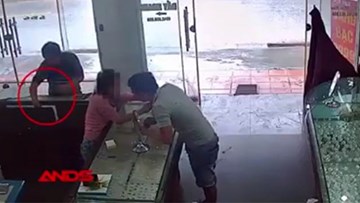 Màn trộm tinh vi của 2 người đàn ông khiến chủ tiệm vàng không thể ngờ