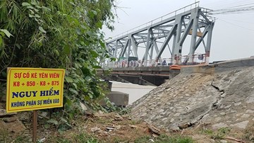Nứt bờ kè mố cầu Đuống, người dân sống trong bất an