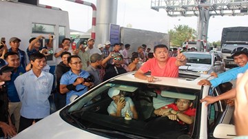 Tài xế không nhận 200 đồng tiền thừa, BOT Cai Lậy xả trạm, cẩu xe