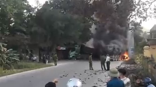 4 ô tô tông nhau, bốc cháy ngùn ngụt