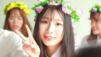 Thiếu nữ tặng áo khoác cho cậu bé đánh giày bên đường