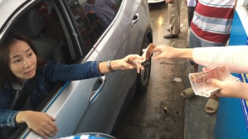 15 phút trả tiền lẻ của nữ tài xế ở BOT Cai Lậy