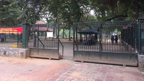 Du khách bối rối tìm chỗ gửi xe khi thăm Văn Miếu
