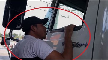 Người lạ mặt hăm dọa tài xế dùng tiền lẻ ở BOT Cai Lậy