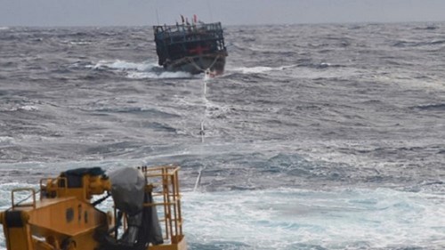 Cứu 6 ngư dân gặp nạn ở Hoàng Sa